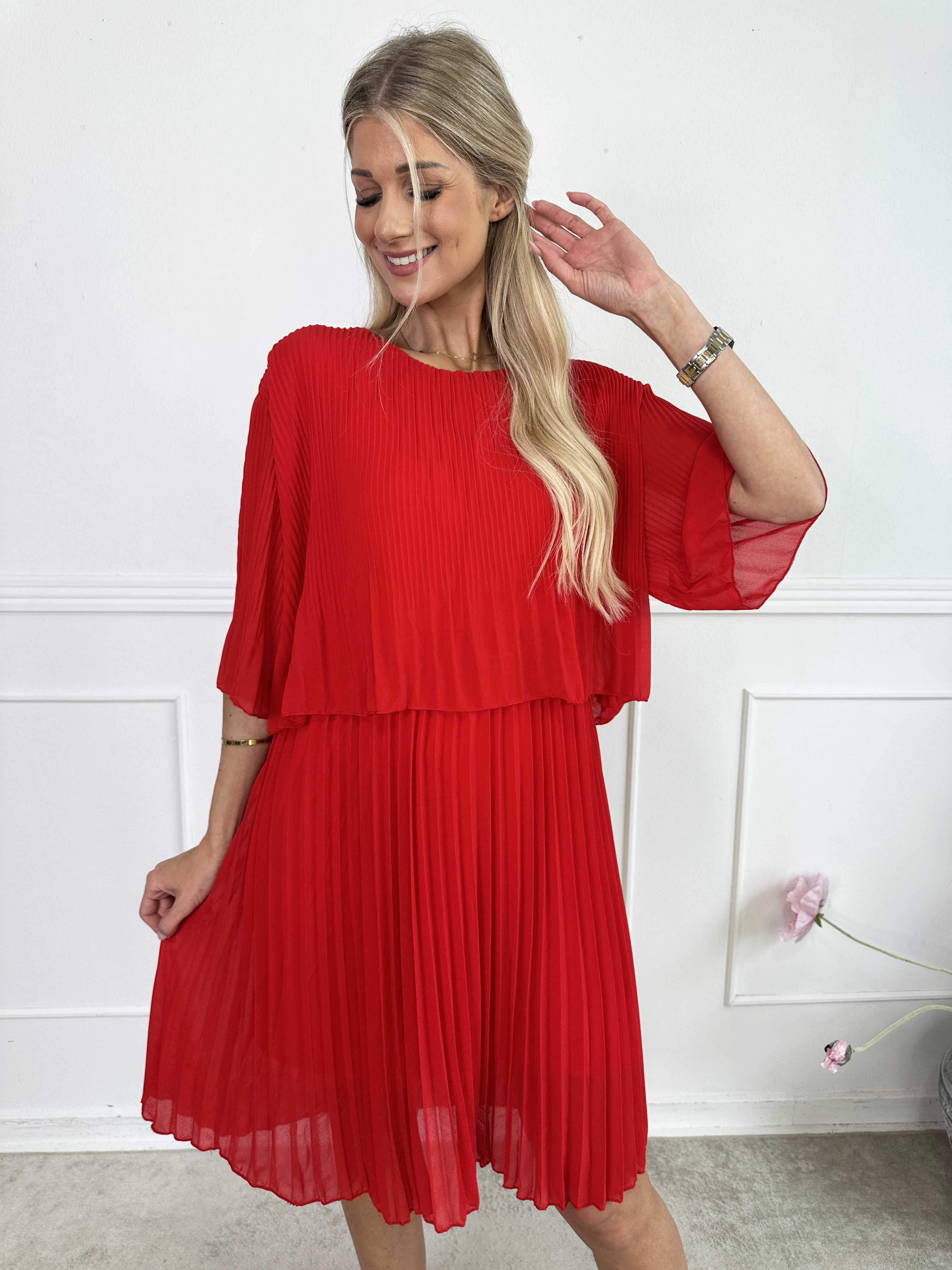 Kristina - Sød plisseret plus size kjole med flæselag
